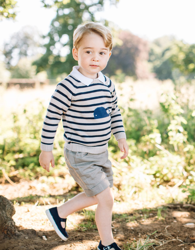 George de Cambridge vestido con jersey a rayas y pantalón corto