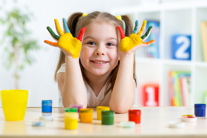 Niña con las manos pintadas