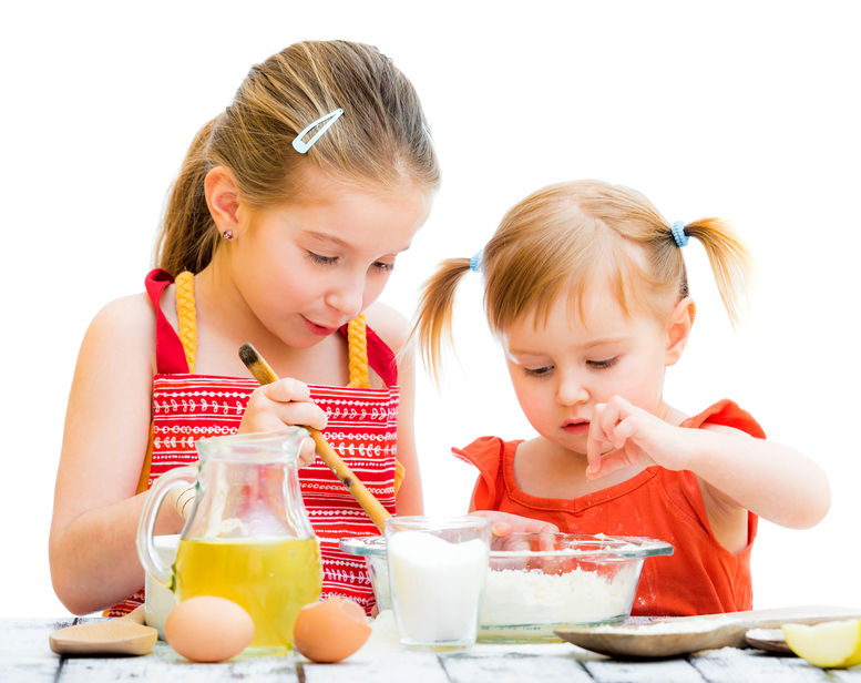 Niñas que cocinan huevos